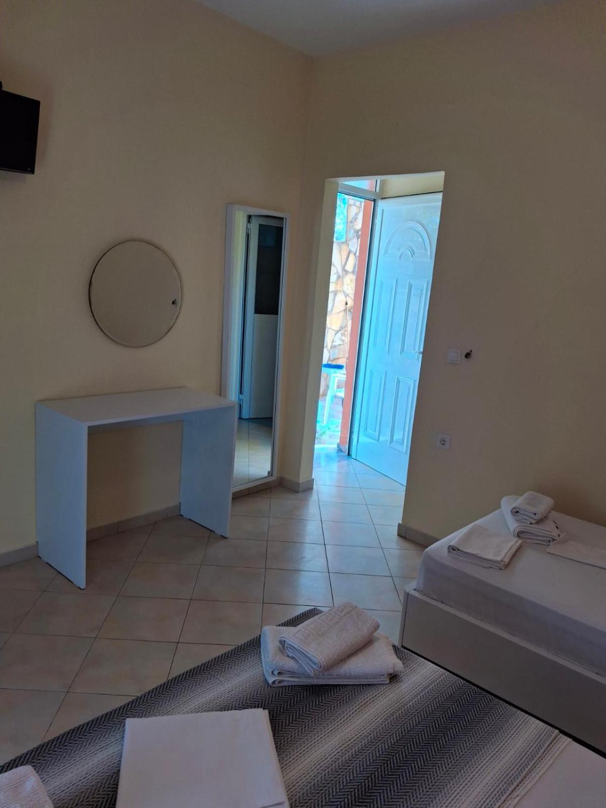 Adriana Apartments Himare Exteriör bild