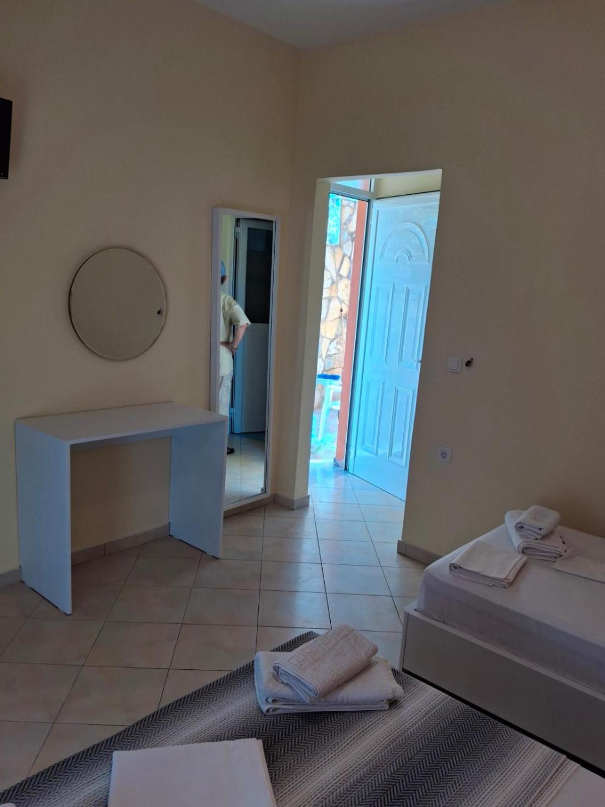 Adriana Apartments Himare Exteriör bild
